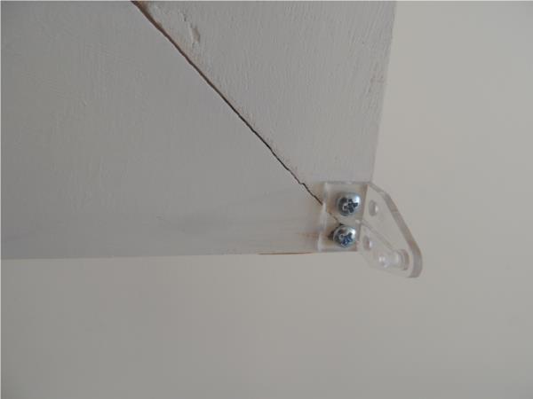 Honeycomb blind hold down clip face fit