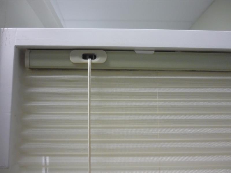 Portrait honeycomb cord lock headrail