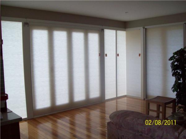 Single cell View honeycomb fitted behind a retractable flyscreen