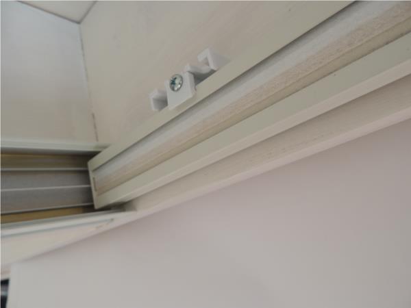 Standard skylight baserail bracket clipped into rail