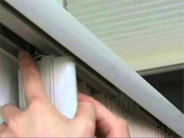 Vertical honeycomb adjusting headrail