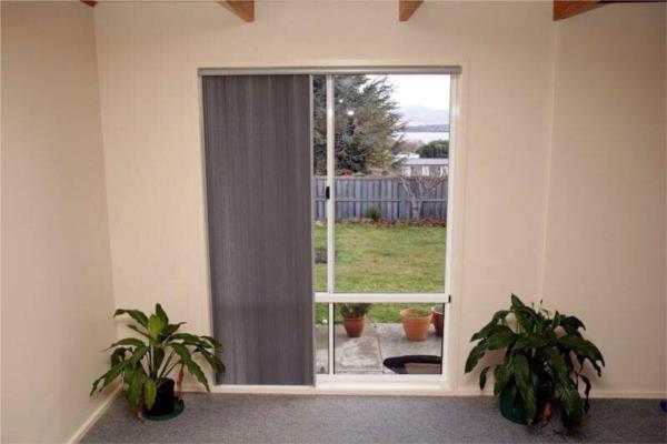 Vertical honeycomb one way stack in blue